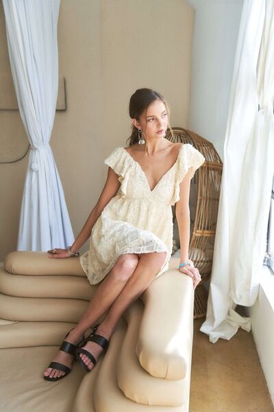 Robe ADORA à encolure en V, manches volantées et dos noué