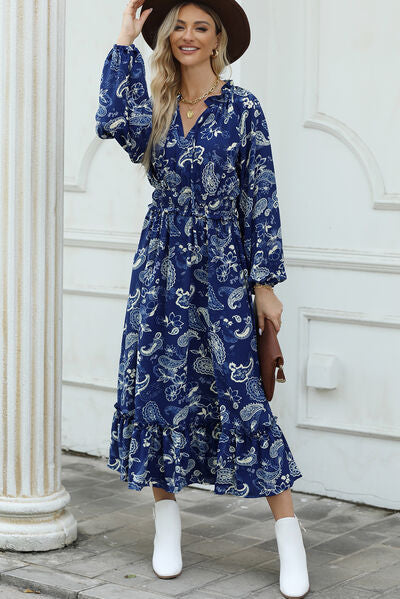 Bedrucktes Kleid mit Bindekragen, Rüschensaum und Schlitz