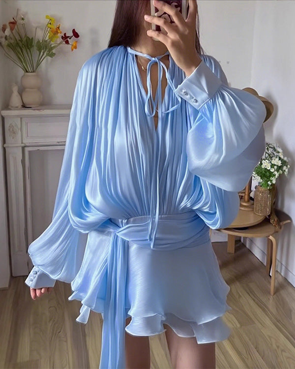 Mini-robe en satin à volants asymétriques