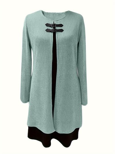 Geripptes Langarmkleid mit Kontrastkragen und Rundhalsausschnitt