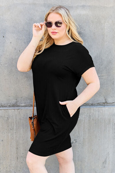 Robe Basic Bae en bambou avec poches, col rond et manches courtes