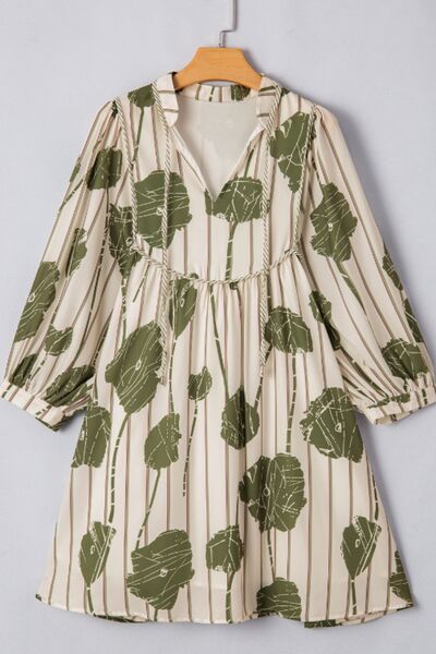 Mini-robe imprimée à col lavallière et manches trois-quarts
