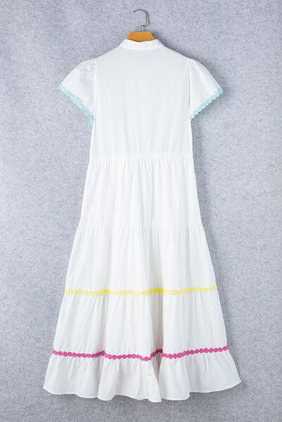 Kleid mit kurzen Ärmeln, Knopfleiste und Kontrastbesatz