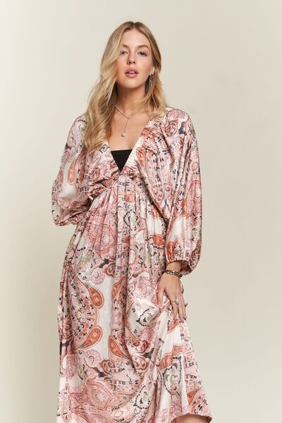 Robe ADORA à col en V et manches chauve-souris imprimée