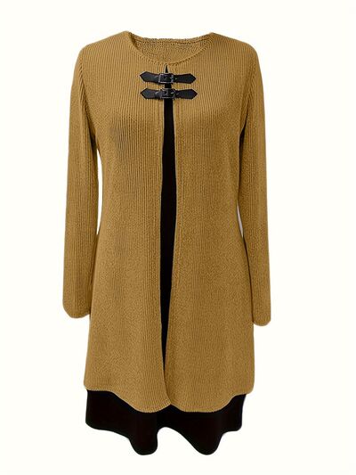 Geripptes Langarmkleid mit Kontrastkragen und Rundhalsausschnitt