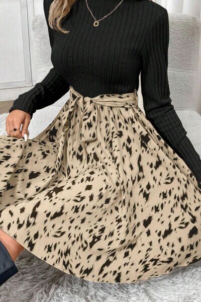 Bedrucktes Kleid mit Stehkragen, langen Ärmeln und Bindegürtel