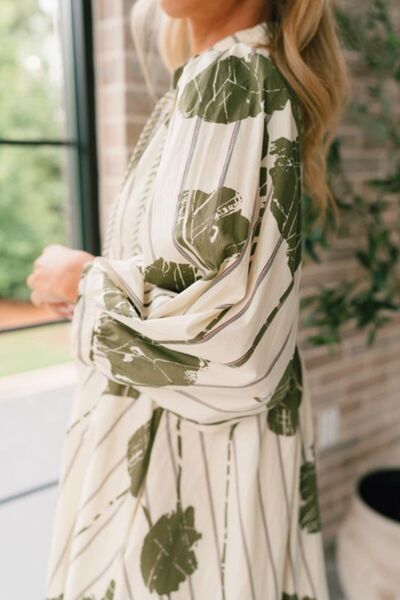 Mini-robe imprimée à col lavallière et manches trois-quarts