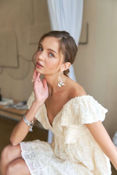 Robe ADORA à encolure en V, manches volantées et dos noué