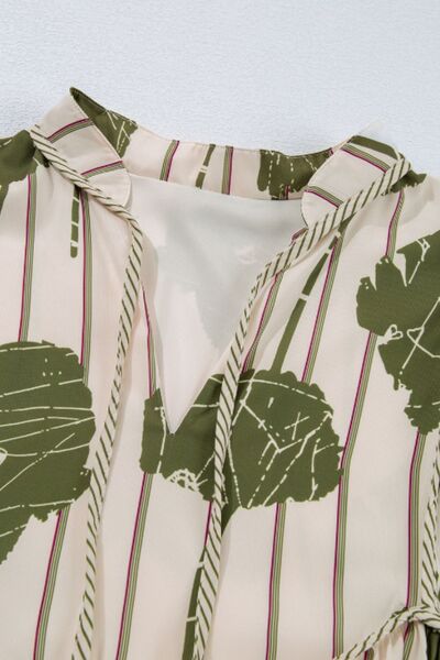 Mini-robe imprimée à col lavallière et manches trois-quarts