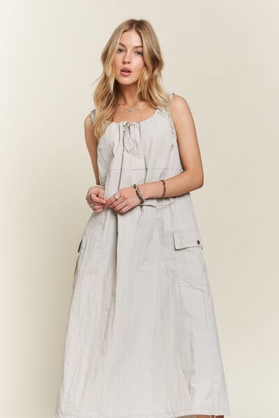 Robe cargo ADORA à fente au dos et cordon de serrage
