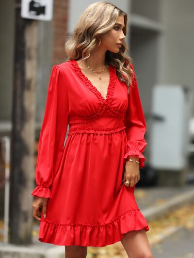 Kleid mit Rüschensaum, V-Ausschnitt und Volantärmeln