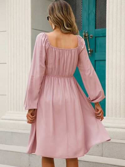 Robe smockée à manches ballon et épaules dénudées