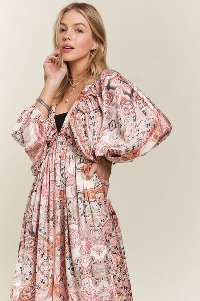 Robe ADORA à col en V et manches chauve-souris imprimée